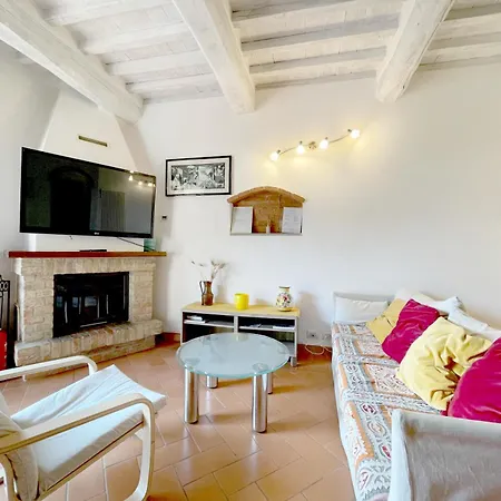 Con Piscina E Giardino A شقة *