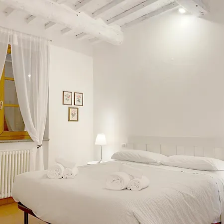 Con Piscina E Giardino A 아파트
