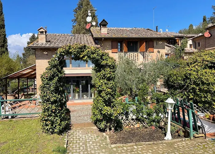 Con Piscina E Giardino A