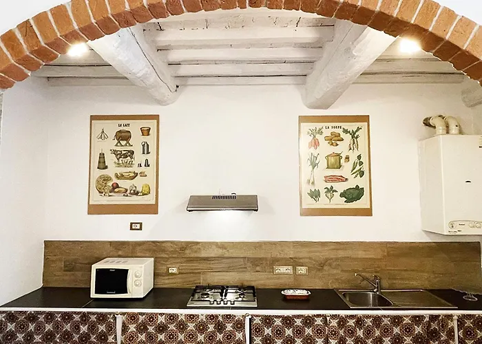 Con Piscina E Giardino A