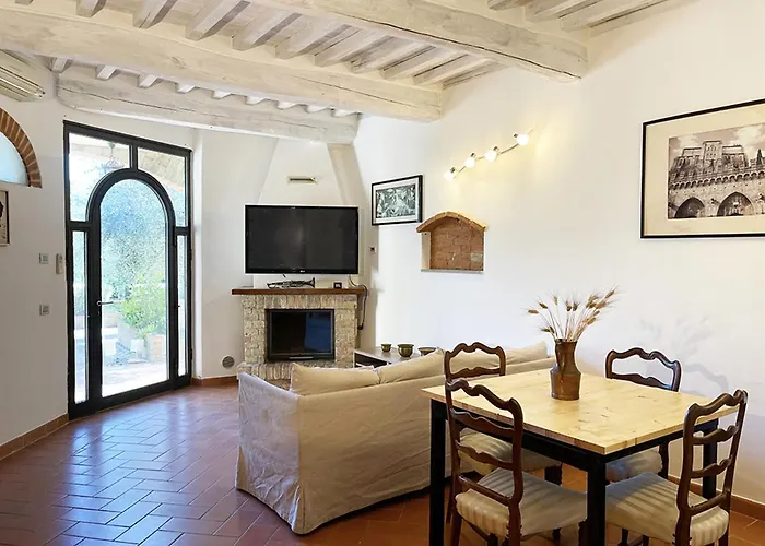 Con Piscina E Giardino A *